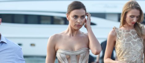 Irina Shayk en el puerto de Saint-Tropez antes de la fiesta benéfica de Leonardo DiCaprio