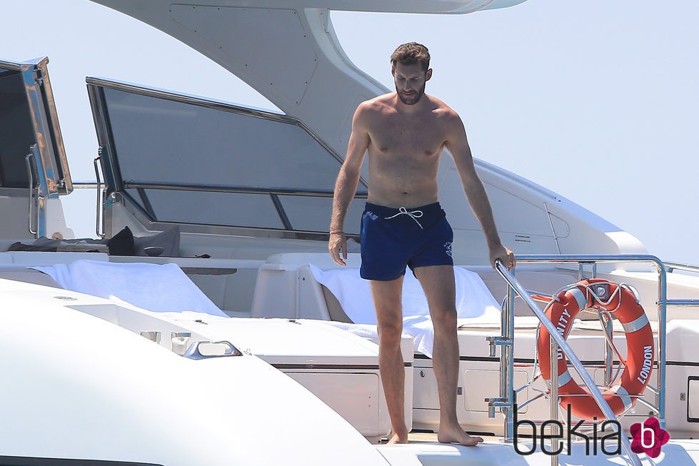 Rudy Fernández con el torso desnudo en un barco en su luna de miel en Ibiza