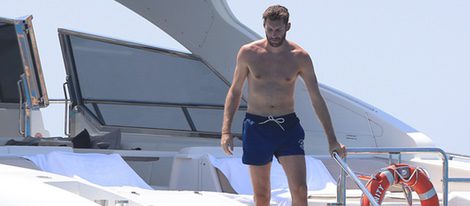 Rudy Fernández con el torso desnudo en un barco en su luna de miel en Ibiza