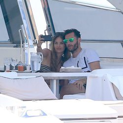 Helen Lindes y Rudy Fernández haciéndose un selfie en un barco en su luna de miel en Ibiza