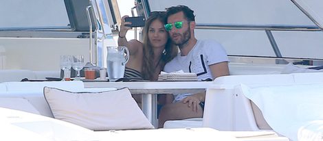 Helen Lindes y Rudy Fernández haciéndose un selfie en un barco en su luna de miel en Ibiza