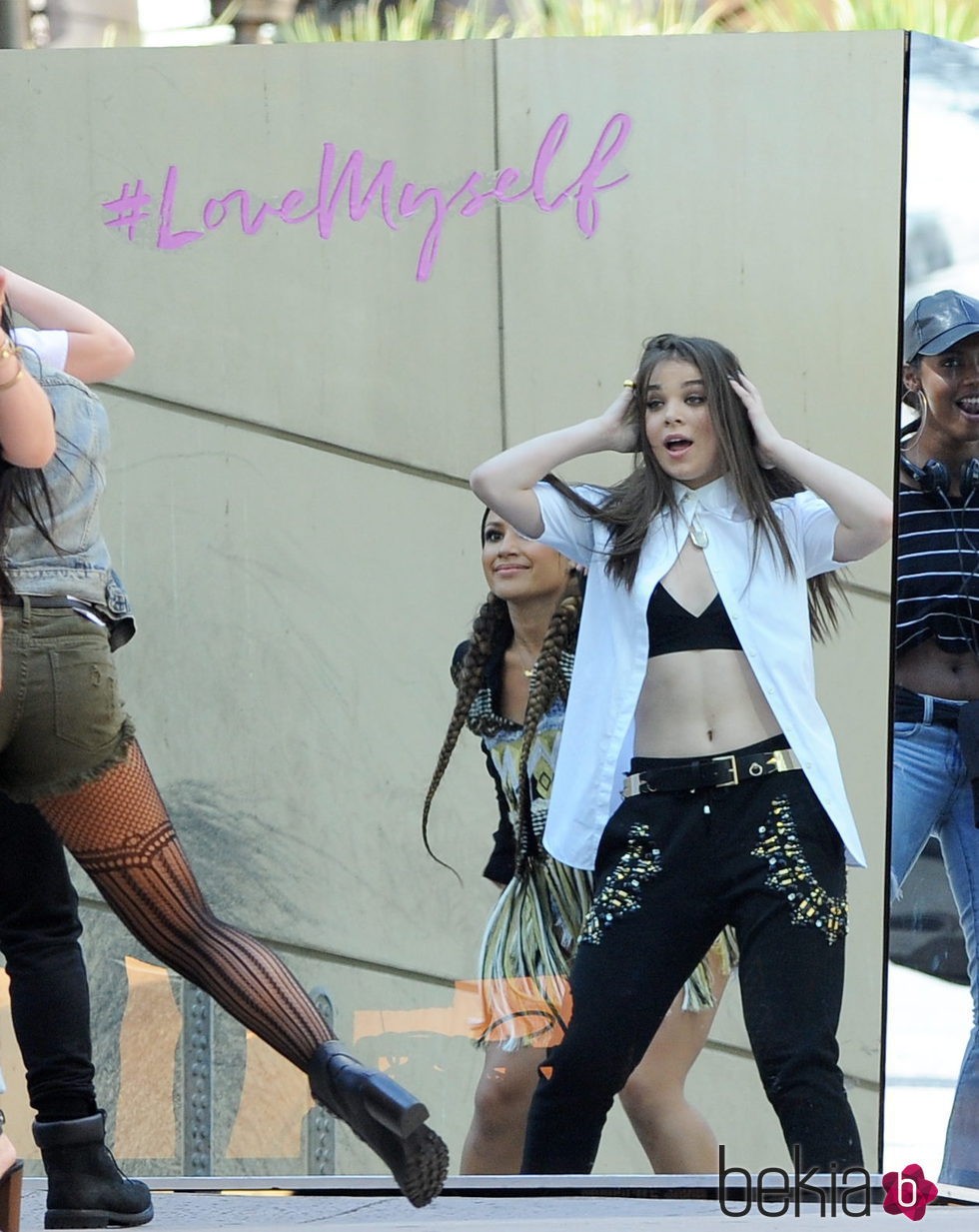 Hailee Steinfeld durante el rodaje de 'Love myself'