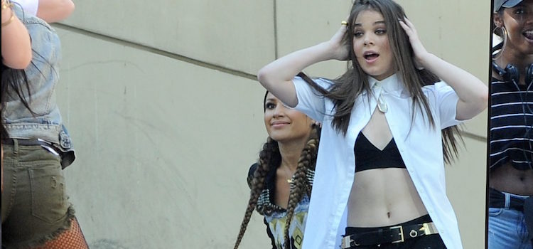 Hailee Steinfeld durante el rodaje de 'Love myself'