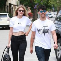 Gigi Hadid y Joe Jonas visten igual durante su viaje a Los Ángeles