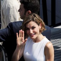 La Reina Letizia saludando durante su visita a la Expo 2015 de Milán