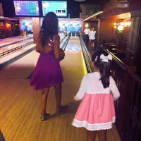 Paula Echevarría y su hija Daniella jugando a los bolos durante sus vacaciones en Cádiz