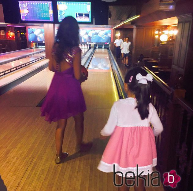 Paula Echevarría y su hija Daniella jugando a los bolos durante sus vacaciones en Cádiz