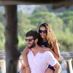 Nina Dobrev pasea con su novio Austin Stowell en sus vacaciones en Saint Tropez