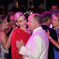 La Princesa Charlene de Mónaco mirando al Príncipe Alberto en el Baile de la Rosa 2015