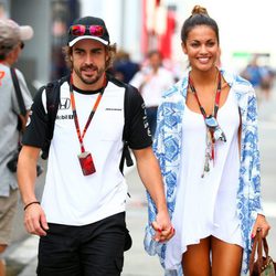 Fernando Alonso y Lara Álvarez cogidos de la mano en el GP de Hungría 2015