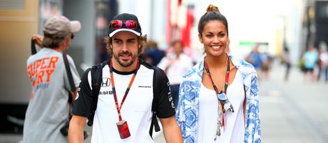 Fernando Alonso y Lara Álvarez cogidos de la mano en el GP de Hungría 2015