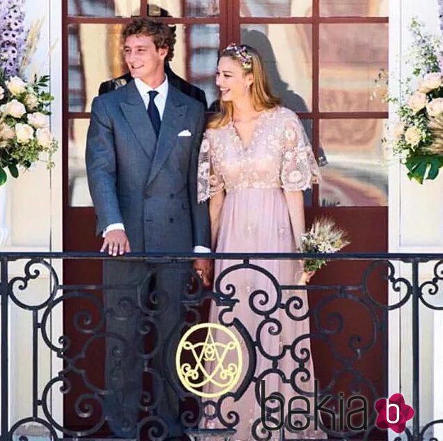 Pierre Casiraghi y Beatrice Borromeo saludando a sus invitados tras su boda civil