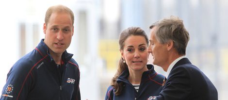 El Príncipe Guillermo de Inglaterra y Kate Middleton en una competición de vela en Portsmouth