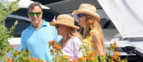 La Baronesa Thyssen, Blanca Cuesta y Manolo Segura antes de subir a un yate en Ibiza