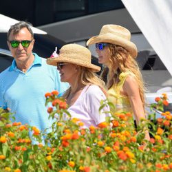 La Baronesa Thyssen, Blanca Cuesta y Manolo Segura antes de subir a un yate en Ibiza