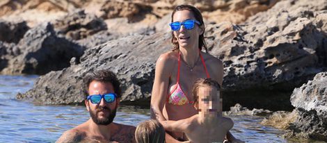 Borja Thyssen y Blanca Cuesta en las playas de Formentera con sus hijos