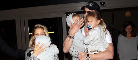 Elsa Pataky y Chris Hemsworth llegan con sus tres hijos a Los Angeles