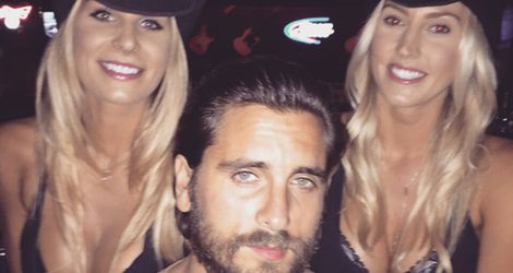 Scott Disick posa con dos rubias en una fiesta en Canadá