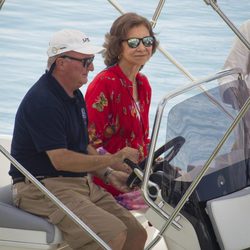 La Reina Sofía siguiendo la clase de vela de sus nietos desde una lancha en Palma de Mallorca