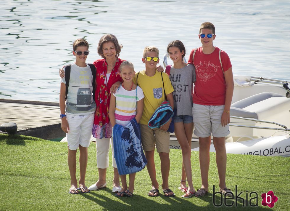 La Reina Sofía con sus nietos Pablo, Juan, Miguel e Irene Urdangarín y Victoria Federica en Mallorca