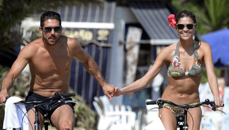 El Cholo Simeone y Carla Pereyra montando en bici en ropa de baño en Marbella