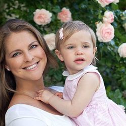 Posado de la Princesa Magdalena de Suecia con su hija la Princesa Leonor