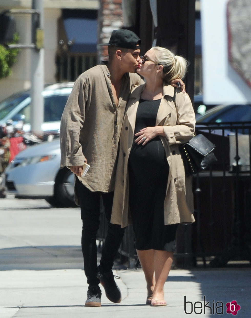 Evan Ross y Ashely Simpson besándose por la calle