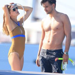 Olivia Palermo y su marido Johannes Huelbs dándose una ducha abordo del yate