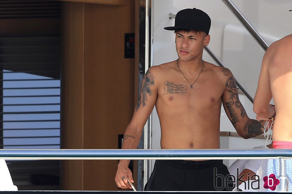 Neymar a bordo de un yate durante sus vacaciones en Ibiza