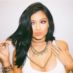 Kylie Jenner luce orgullosa su anillo