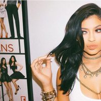 Kylie Jenner luce orgullosa su anillo