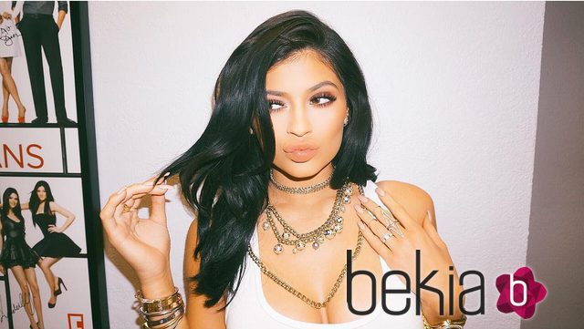 Kylie Jenner luce orgullosa su anillo