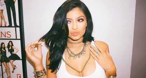 Kylie Jenner luce orgullosa su anillo