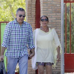 Isabel Pantoja con su hermano Agustín saliendo de Alcalá de Guadaíra en su segundo permiso