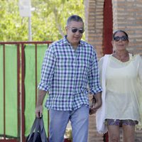 Isabel Pantoja con su hermano Agustín saliendo de Alcalá de Guadaíra en su segundo permiso