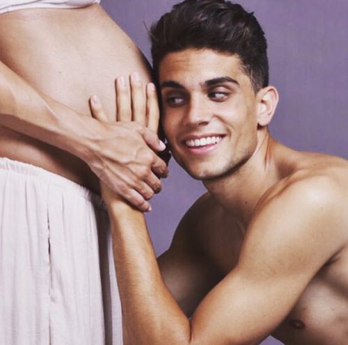 Marc Bartra escucha a su pequeña en la barriguita de Melissa Jiménez