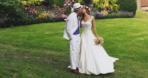 Guy Ritchie besando a Jacqui Ainsley en el día de su boda