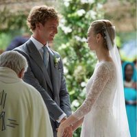 Pierre Casiraghi y Beatrice Borromeo dándose el 'sí, quiero'