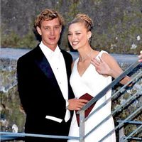 Pierre Casiraghi y Beatrice Borromeo saludando a los invitados en su boda