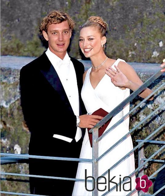 Pierre Casiraghi y Beatrice Borromeo saludando a los invitados en su boda