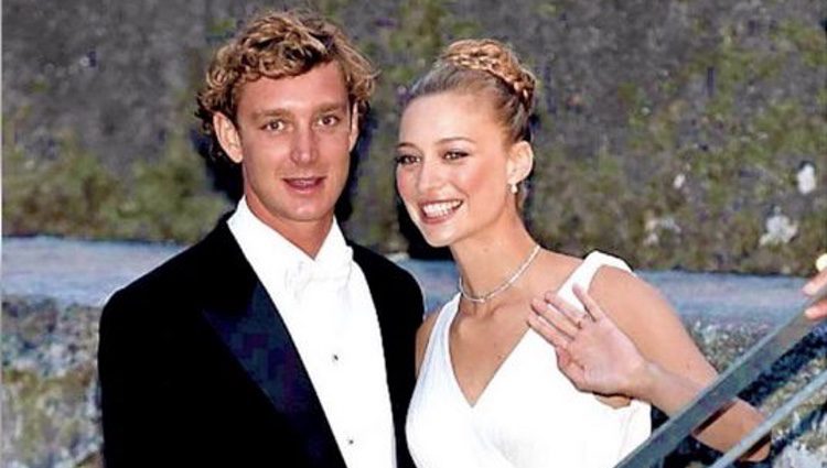 Pierre Casiraghi y Beatrice Borromeo saludando a los invitados en su boda