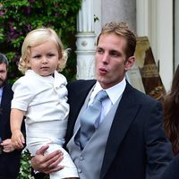 Andrea Casiraghi y su hijo Sasha en la boda de su hermano