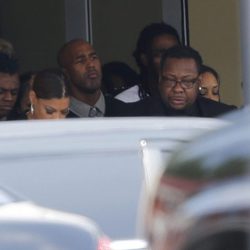 Bobby Brown desolado en el funeral de su hija Bobbi Kristina Brown