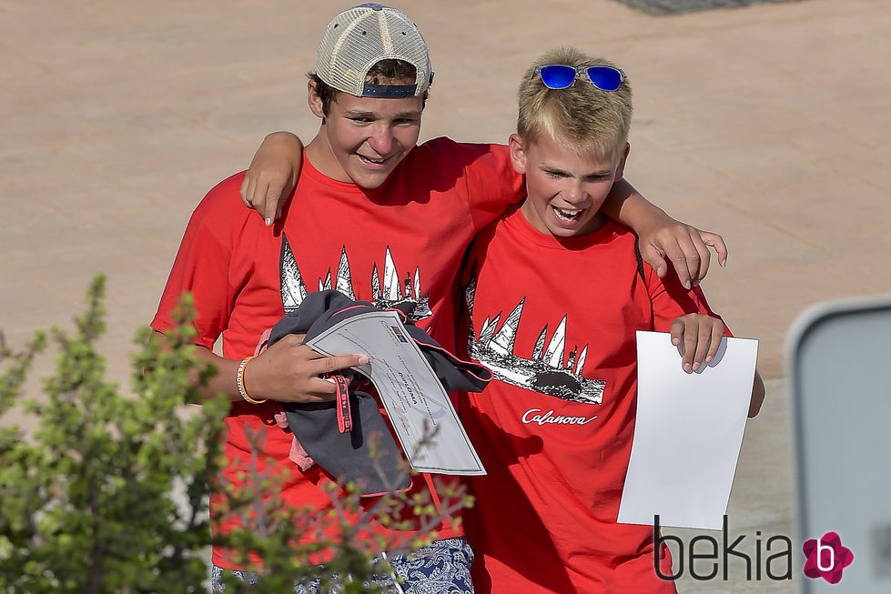 Froilán y Miguel Urdangarin con sus diplomas del Club de Vela Calanova