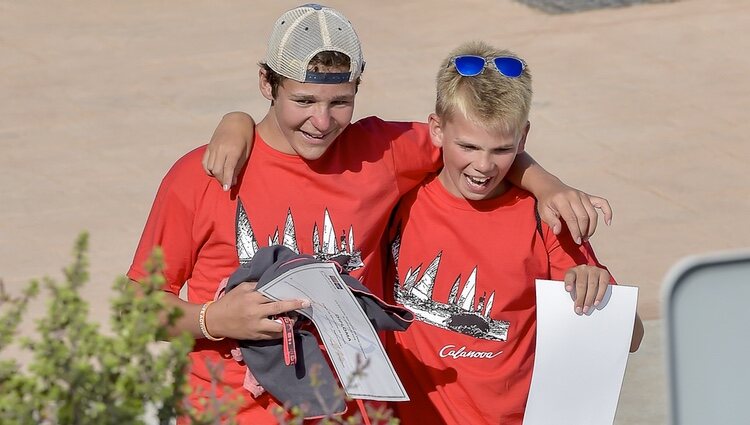 Froilán y Miguel Urdangarin con sus diplomas del Club de Vela Calanova