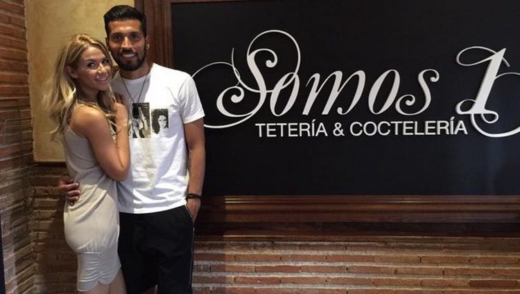 Tamara Gorro y Ezequiel Garay en la inauguración de su coctelería en Móstoles