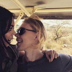 Vanessa Hudgens y Austin Butler disfrutan de un día de safari por África