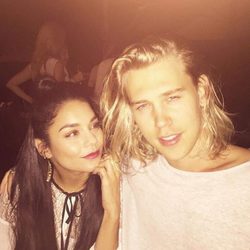 Vanessa Hudgens y Austin Butler en la boda de unos amigos en África