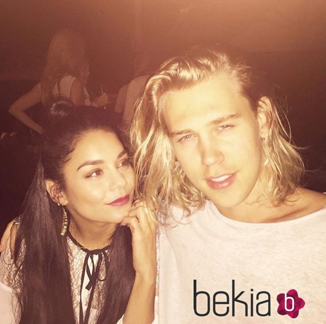 Vanessa Hudgens y Austin Butler en la boda de unos amigos en África