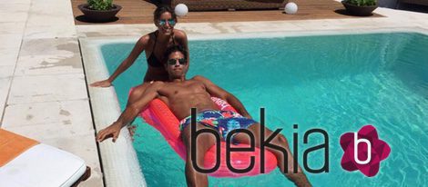 Ana Boyer y Fernando Verdasco en su piscina